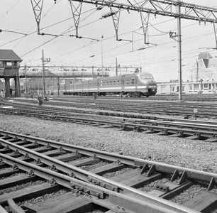151884 Afbeelding van een electrisch treinstel mat. 1964 (plan T) van de N.S. bij het N.S-station Amsterdam C.S. te ...